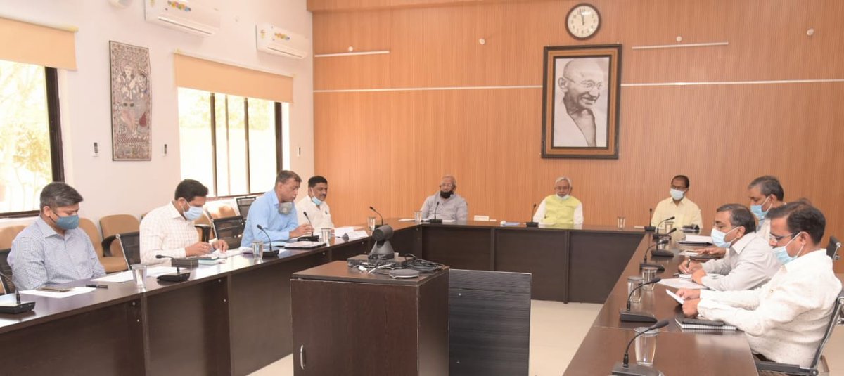 IPRDBihar's tweet photo. गया में नाली व जल निकासी की प्रणाली पर बैठक करते मुख्यमंत्री श्री @NitishKumar, उपमुख्यमंत्री श्री @tarkishorepd एवं अन्य।

#स्थान: संकल्प, एक अण्णे मार्ग https://t.co/cv3cla7AsG
