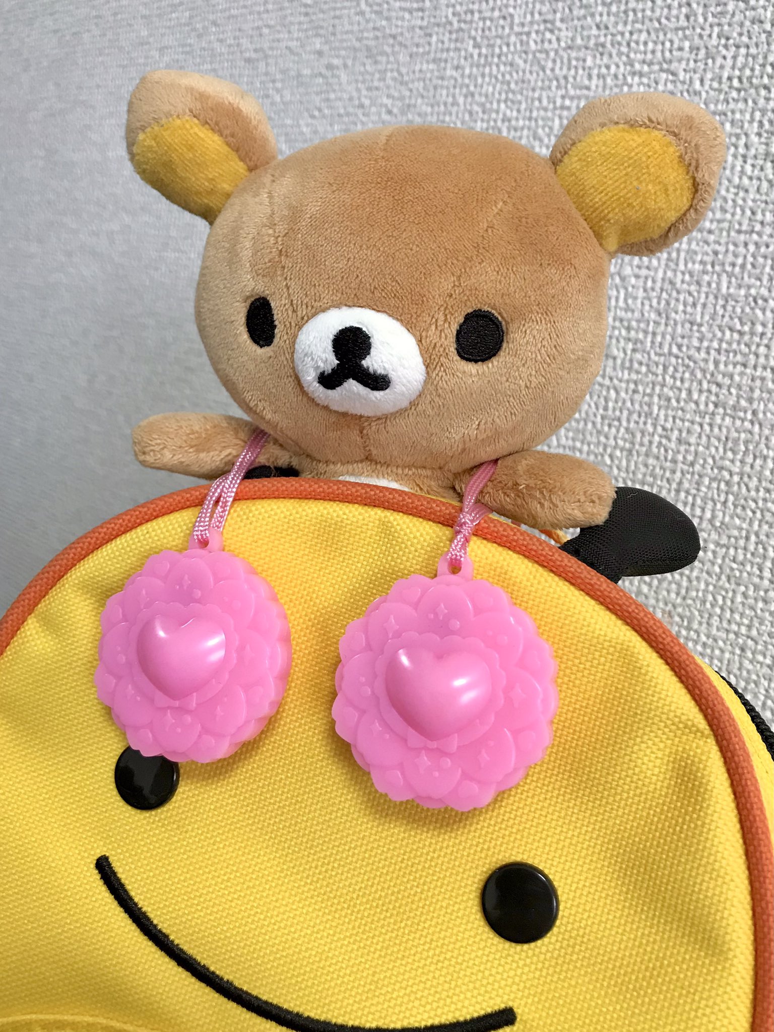 クロヲク そいや リラックマの登場てほんのちょびっとだけど でもスクリーンに映った瞬間 3歳娘が うちにある くまちゃん だ と指差して教えてくれて 先週の映画2回目に行った時には ぬいぐるみも連れて行くんだとリュックに詰め込んで 一緒に観