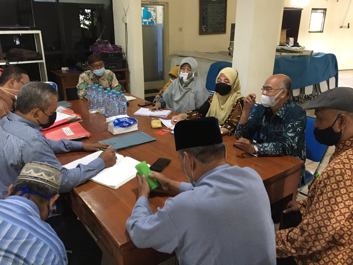 DMahaningrum's tweet photo. Penilaian Kesehatan Koperasi Tahun 2021 KPRI Karya Bhakti Kec Gresik Kab Gresik bersama Kasi Kelembagaan Diskoperindag Gresik
@KemenkopUKM @PENYULUH_COOP 
#ppklgresik 
#ppkljatim 
#penyuluhkoperasi https://t.co/3Prblz5qU4