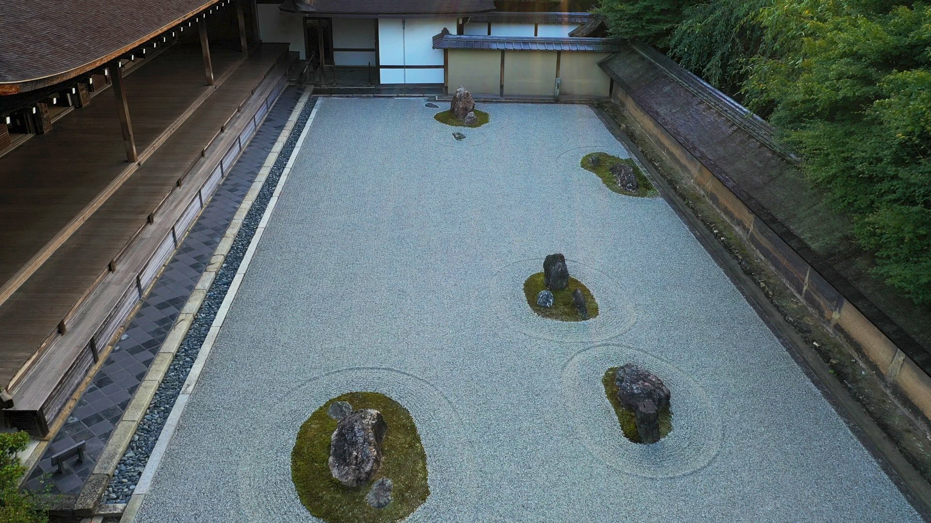 世界遺産 京都の龍安寺 有名な石庭です 特別な許可を得て 今回初めてドローンで撮影しました 初めて見る 超低空からの石庭の映像 4月4日 日 午後6時から放送します 世界遺産 京都 龍安寺 石庭 ドローン T Co Argiaivxqo Twitter