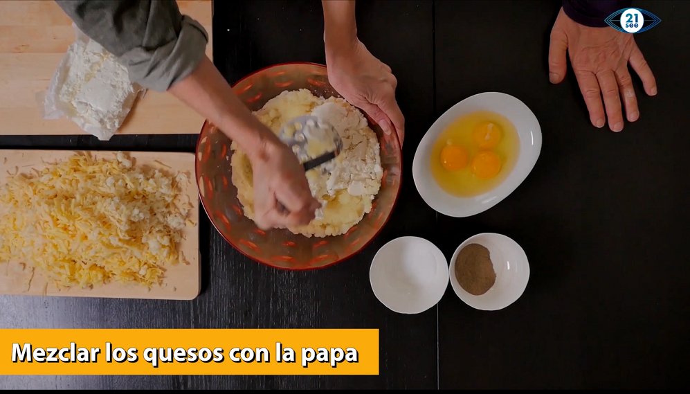 ESIsrael21c's tweet photo. La imperdible #receta de #matzobrei de tres generaciones. Una abuela, una madre y una hija de #Israel preparan esta delicia de #Pesaj y te enseñan cómo hacerla de forma sencilla. Deslumbra a los tuyos con el plato de Rosie, Orna y Tamar. https://t.co/sz2sMOCqB9 https://t.co/zgibOdM0aF