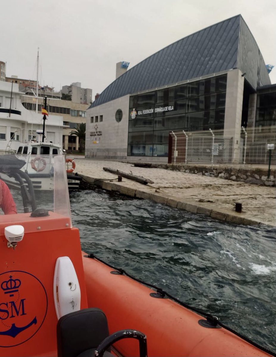 CRECantabria's tweet photo. Activa @salvamentogob a #LSSantander para la retirada de varios troncos a la deriva que suponen un peligro para la navegación en las proximidades de la boya 7 del @port_santander #SeguridadNautica https://t.co/c89tyYwgeW