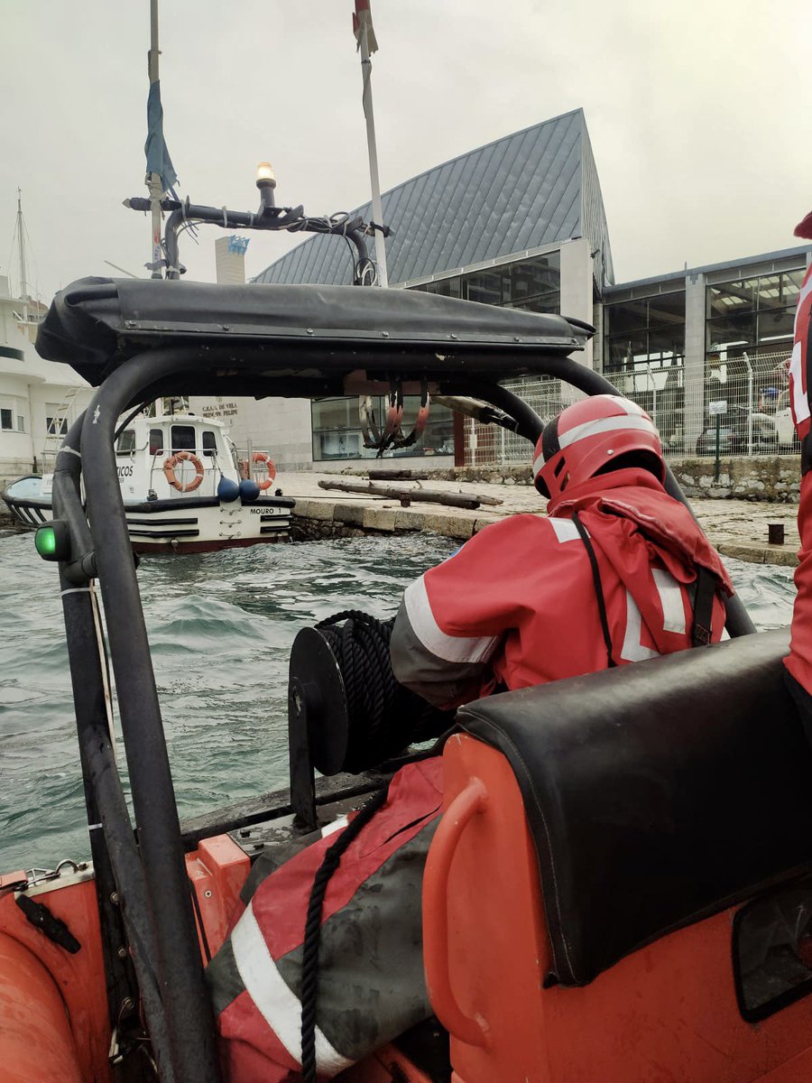CRECantabria's tweet photo. Activa @salvamentogob a #LSSantander para la retirada de varios troncos a la deriva que suponen un peligro para la navegación en las proximidades de la boya 7 del @port_santander #SeguridadNautica https://t.co/c89tyYwgeW