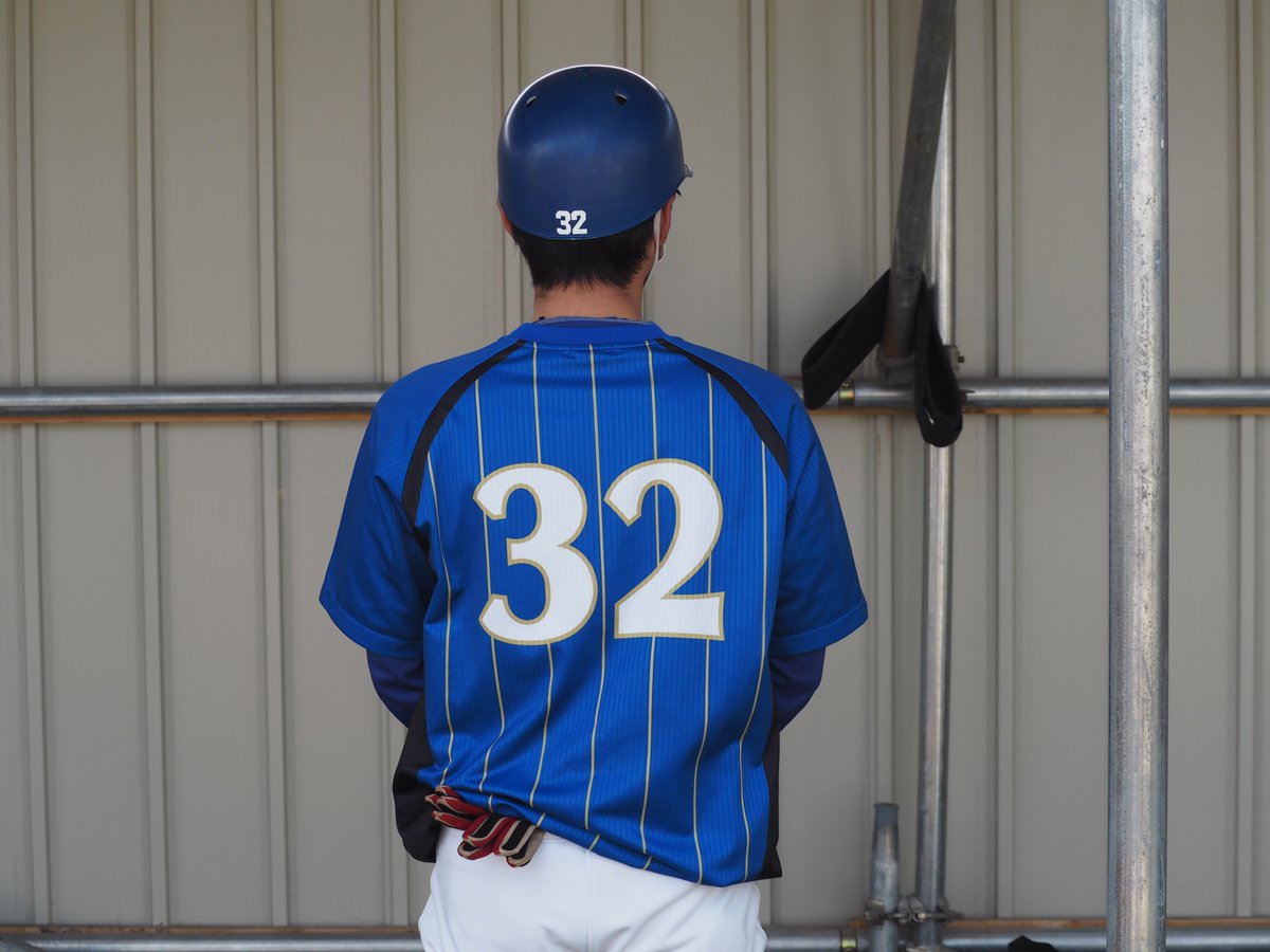 愛知産業大学 On Twitter 硬式野球部 情報 硬式野球部の練習試合用のユニフォームが新しくなりました ラグラン袖の切替部分から脇かけて黒くなり フロントとバックに黄と白の細い縦縞が入りました モデルは佐野コーチです 愛知産業大学 硬式野球部 愛知