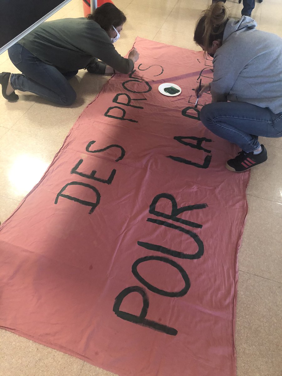 briche_marie's tweet photo. Lycée mort aujourd’hui pour protester contre 5 suppressions de postes #lpdn @stylos_les #BlanquerDemission https://t.co/w7ejPDHlPk