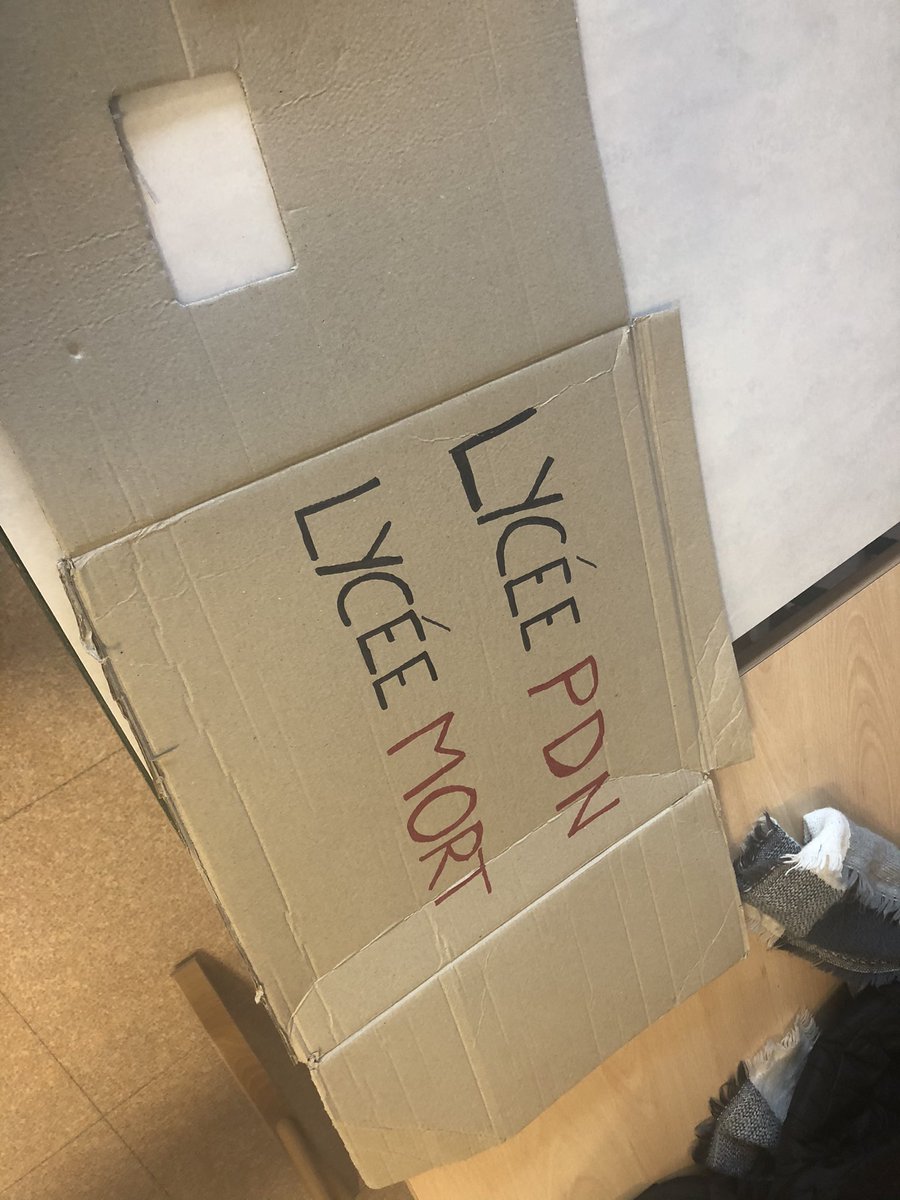 briche_marie's tweet photo. Lycée mort aujourd’hui pour protester contre 5 suppressions de postes #lpdn @stylos_les #BlanquerDemission https://t.co/w7ejPDHlPk