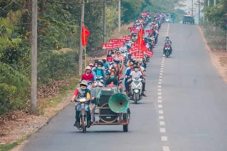 IrrawaddyNews's tweet photo. Residents of villages in Long Lon Township near #Dawei in southern Myanmar’s #Tanintharyi Region formed a convoy of motorbikes and scooters to protest against the military regime on Apr. 1. 
 
(Photo: CJ)
#WhatsHappeningInMyanmar https://t.co/9surRF8QIO