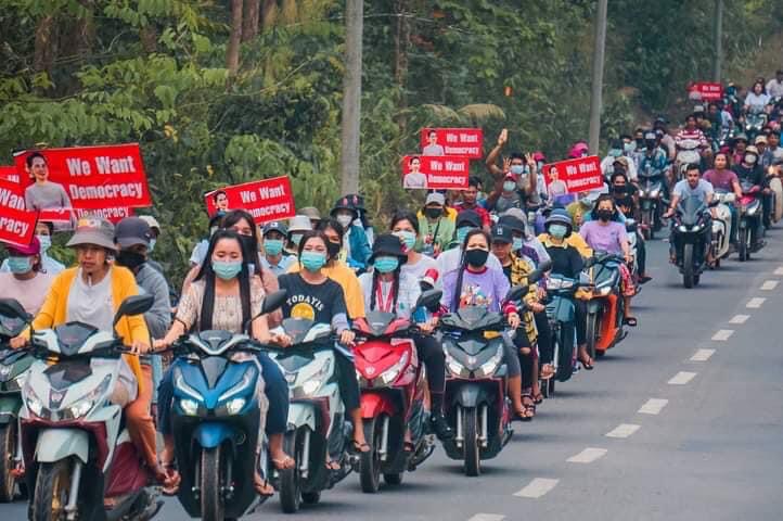 IrrawaddyNews's tweet photo. Residents of villages in Long Lon Township near #Dawei in southern Myanmar’s #Tanintharyi Region formed a convoy of motorbikes and scooters to protest against the military regime on Apr. 1. 
 
(Photo: CJ)
#WhatsHappeningInMyanmar https://t.co/9surRF8QIO