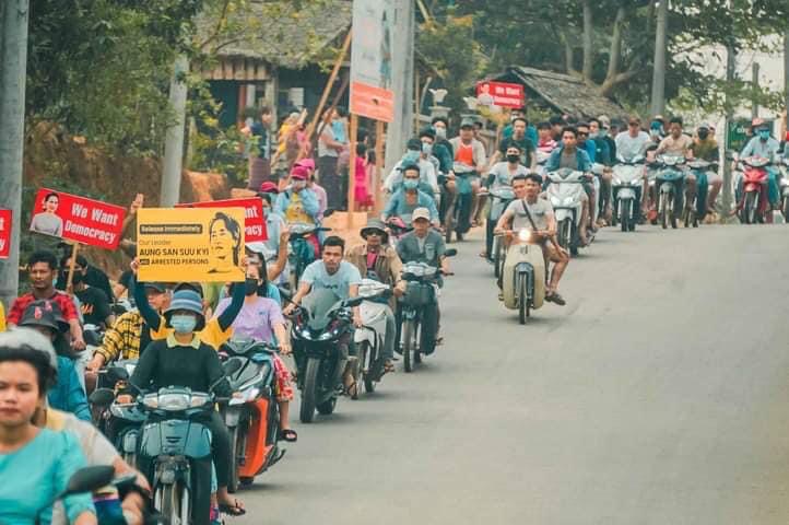 IrrawaddyNews's tweet photo. Residents of villages in Long Lon Township near #Dawei in southern Myanmar’s #Tanintharyi Region formed a convoy of motorbikes and scooters to protest against the military regime on Apr. 1. 
 
(Photo: CJ)
#WhatsHappeningInMyanmar https://t.co/9surRF8QIO