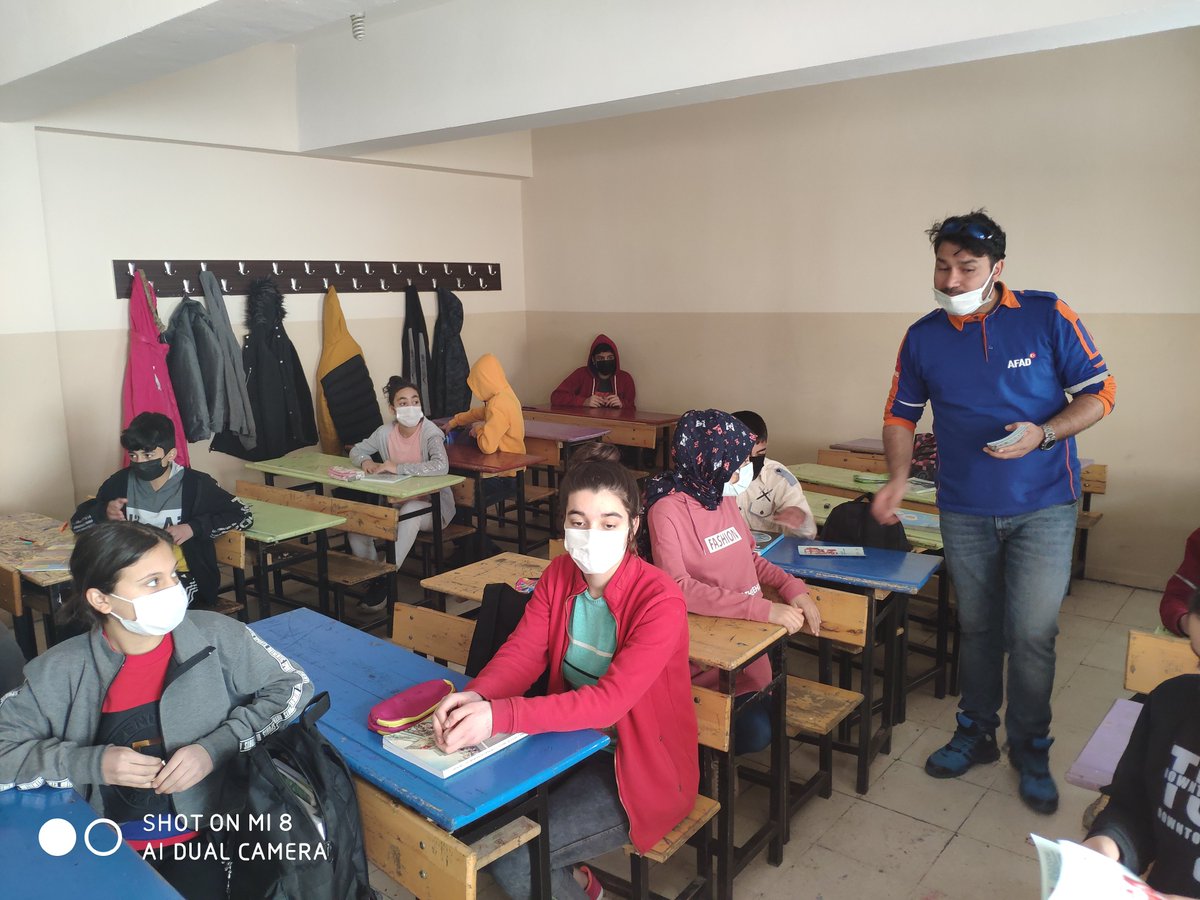kosuyoluoo's tweet photo. Öğrenci ve öğretmenlerimiz deprem konusunda AFAD personeli tarafından bilgilendirildi.Deprem öldürmez,bina ve bilinçsizlik öldürür! https://t.co/fil2th5Xlx