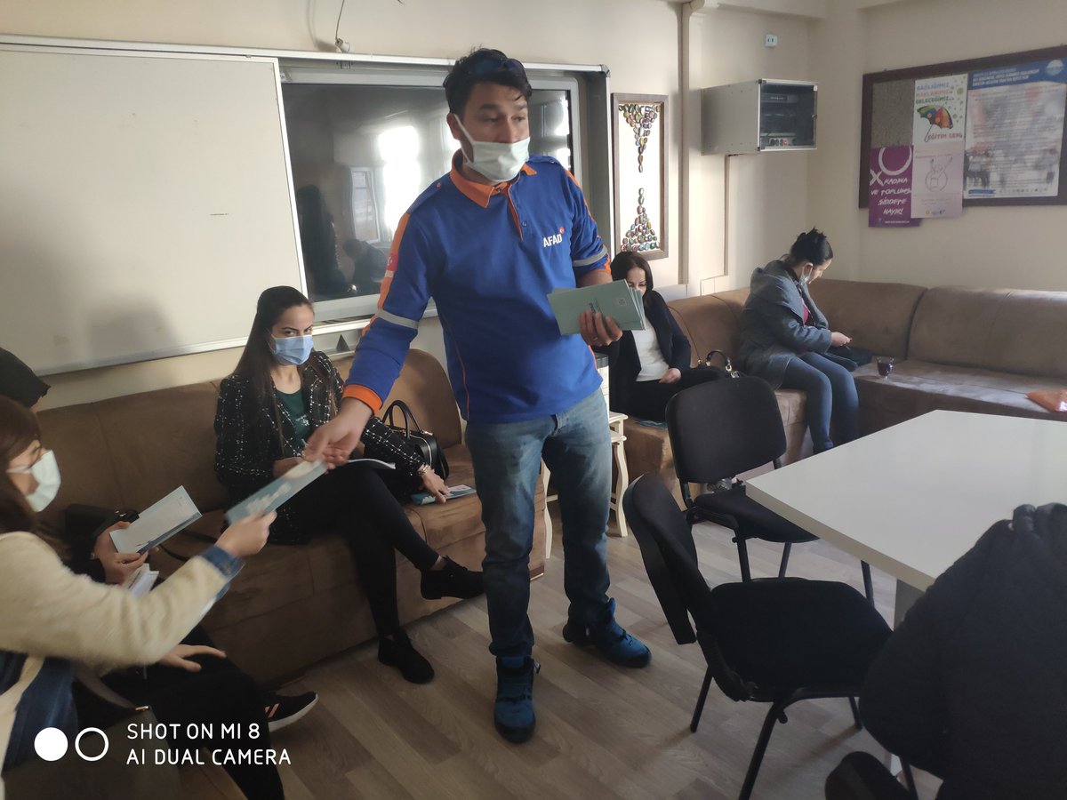 kosuyoluoo's tweet photo. Öğrenci ve öğretmenlerimiz deprem konusunda AFAD personeli tarafından bilgilendirildi.Deprem öldürmez,bina ve bilinçsizlik öldürür! https://t.co/fil2th5Xlx