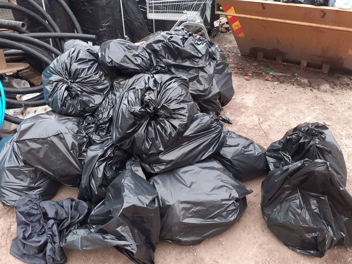 RyanCooper66's tweet photo. First job for the team cleaning Woodthorpe park. 2 hours litter picking and clearing waste left by park users. Please take your rubbish home with you surely it becomes lighter than when you brought it after the contents have been consumed. @sherwoodberrid1 https://t.co/KivdGA4zgM