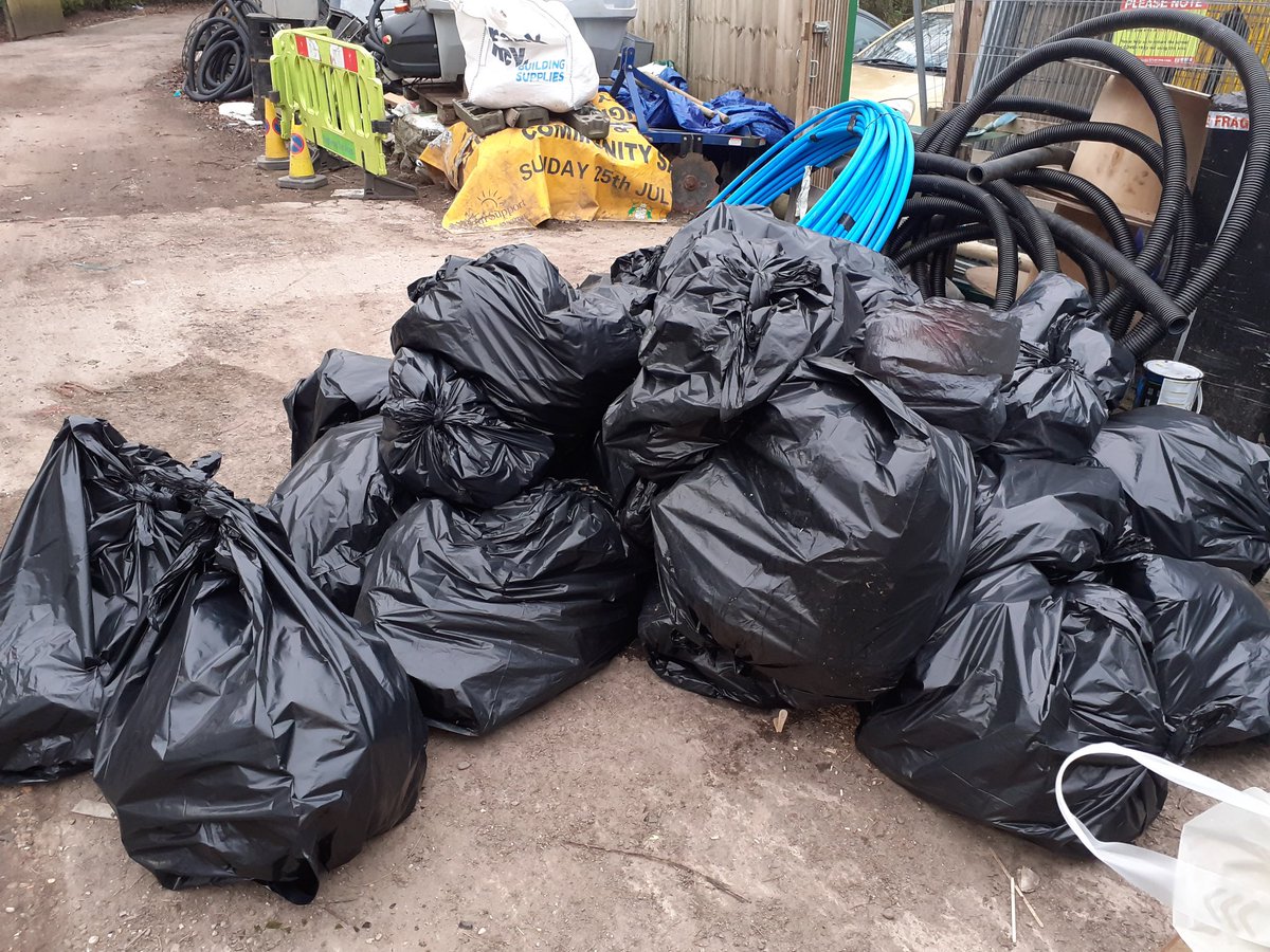 RyanCooper66's tweet photo. First job for the team cleaning Woodthorpe park. 2 hours litter picking and clearing waste left by park users. Please take your rubbish home with you surely it becomes lighter than when you brought it after the contents have been consumed. @sherwoodberrid1 https://t.co/KivdGA4zgM