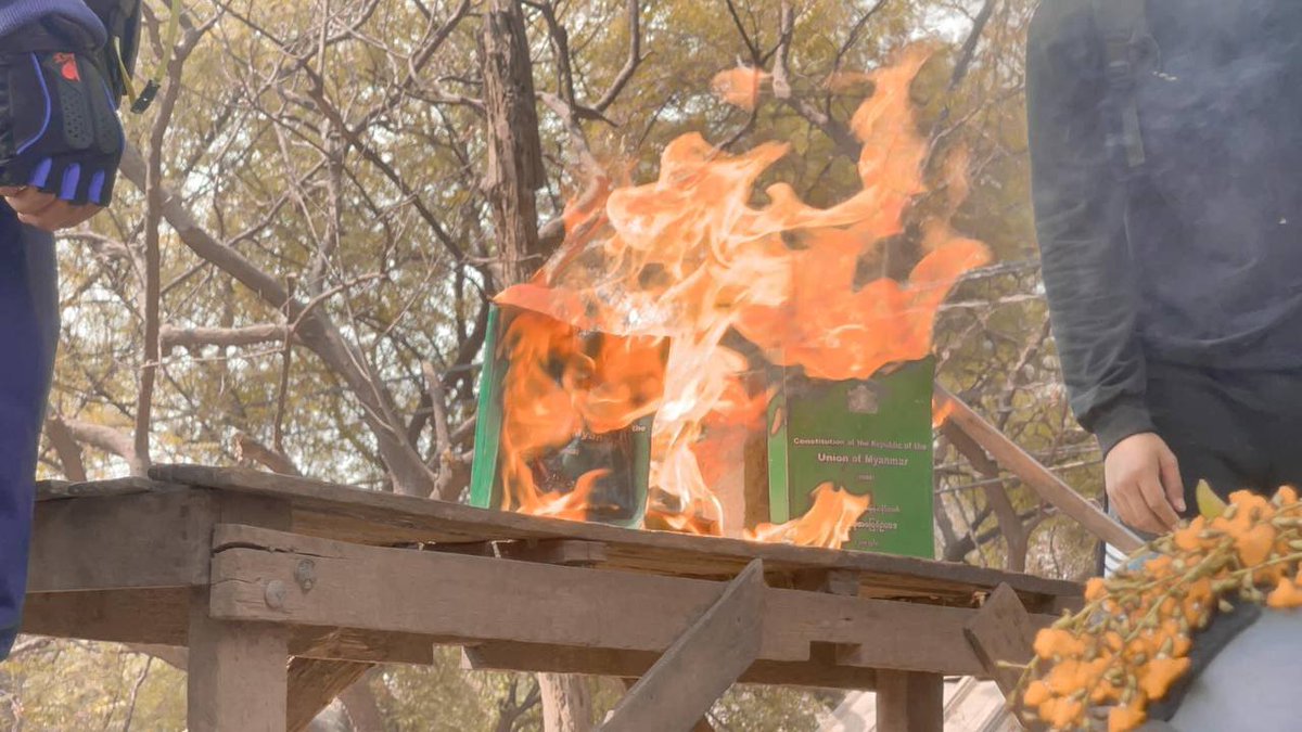MayWinchester16's tweet photo. Powerful Monywa Strike never fails to protest against military regime. They also burnt 2008 constitution books since it was abolished by @CrphMyanmar. 

SUPPORT FEDERAL ARMY
#WeSupportFederalCharter
#Burn2008 https://t.co/vylHoU8VnP