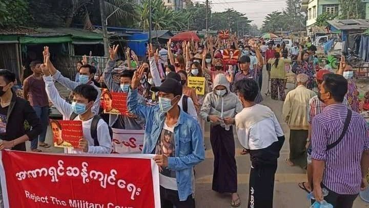 Nuw_Teth's tweet photo. In Dagon Seikkan, 
Yuzana Garden City
Youths rallied to protest against military dictatorship
📷 Mizzima

#WeSupportFederalCharter 
#WhatsHappeningInMyanmar
#Apr1Coups https://t.co/jKJcSIToNx