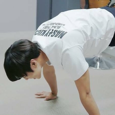 assassinjihoon's tweet photo. Push-ups #박지훈 

What Jihoon            What MAY sees
sees https://t.co/qYWWeIwhEe