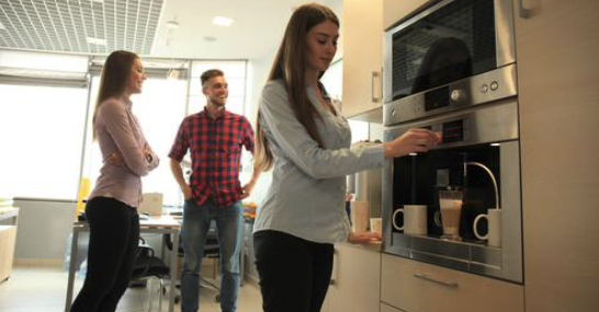 HC_Health's tweet photo. Minder creativiteit, minder #verbondenheid en minder koffieautomaat praatjes! Een telefoontje schijnt beter te werken om social distancing te voorkomen dan een online meeting. Deze contacten zijn van cruciaal belang voor het welzijn van je medewerkers! https://t.co/F4gYv6ccea https://t.co/5eI14Apo9L