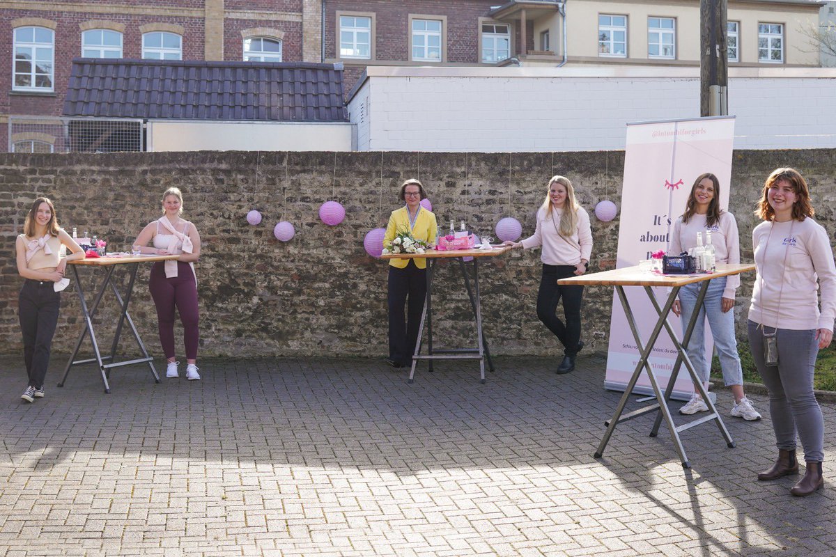 Ganz NRW!?! 😀 In dieser Woche kamen wir mit <a href="/inascharrenbach/">Ina Scharrenbach</a> ins Gespräch: Wie können wir unser "Girls for Girls"-Online Magazin weiter wachsen lassen, um junge Frauen in ganz NRW zu unterstützen - während Corona und danach? 🚀 Wir sind sehr dankbar für den spannenden Austausch!