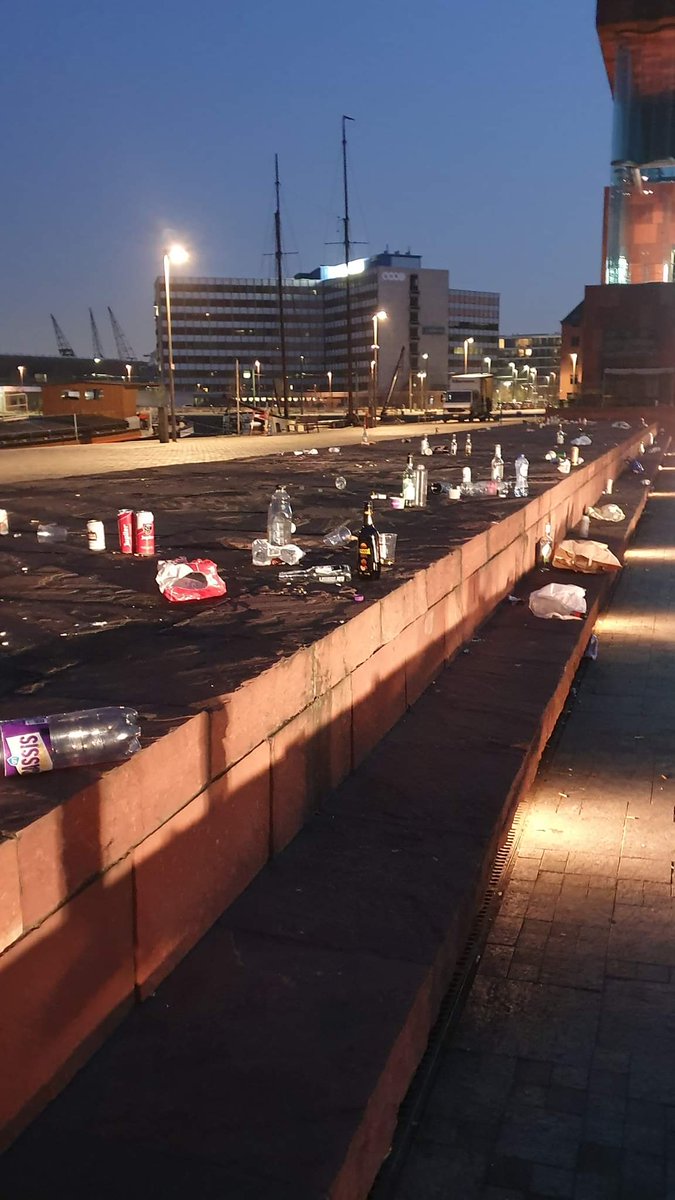 Neem jullie fucking afval mee bende dieren 😡