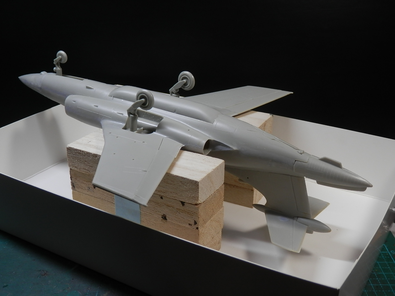 アダチ 水１００ Airfix 1 72 バッカニア 部品は半分くらいランナーから外れていました 前脚収納部のフタが見当たらないので自作することに 主脚のフタと解像度を合わせるためタミヤ純正1 2mmプラ板を使用 T Co Z3wwsdfb6y Twitter