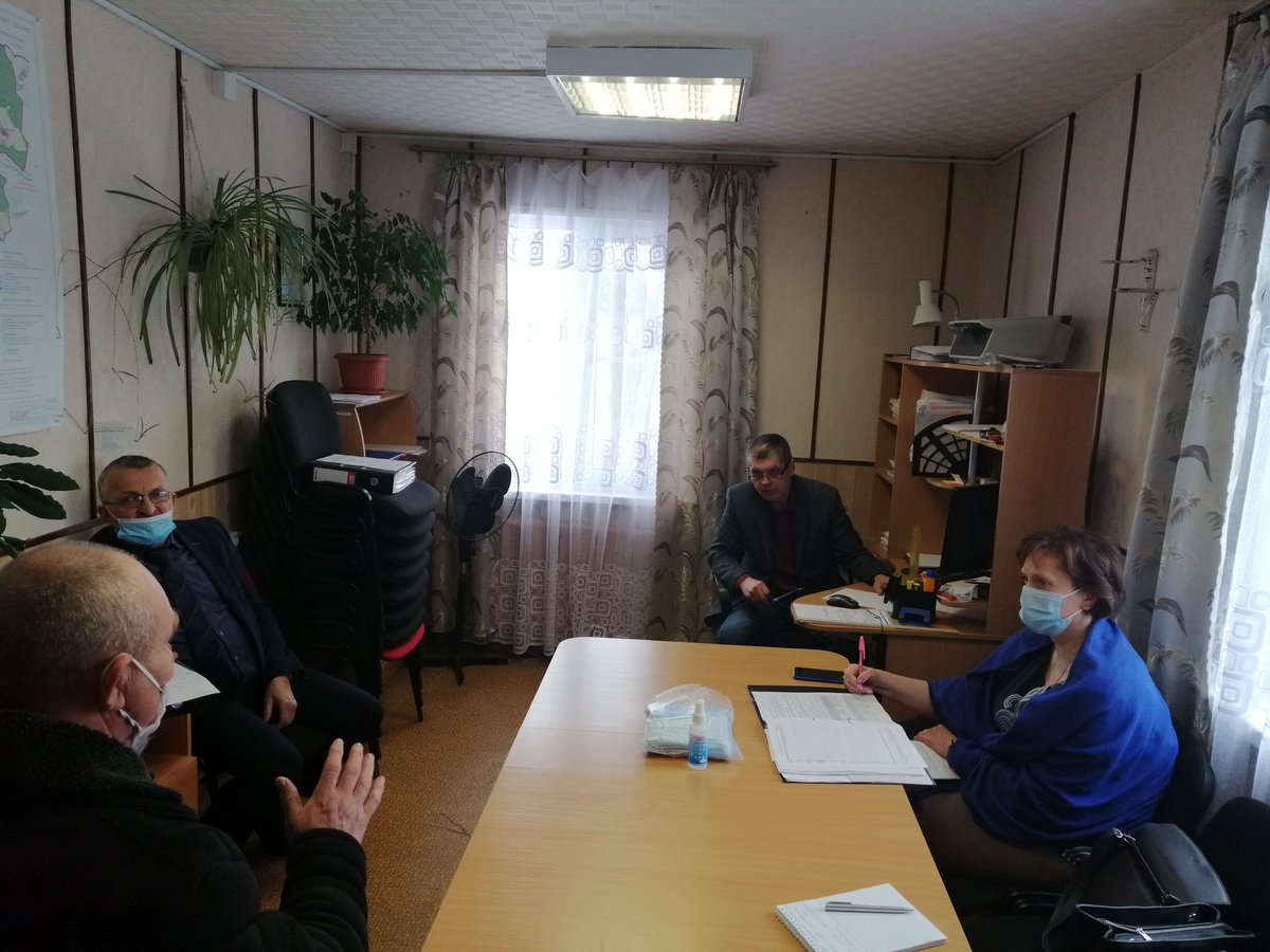 🚙Сегодня, 1 апреля, состоялся выездной прием Шуйской ОП МО Партии "Единая Россия" в д. Перемилово Шуйского района.Вопросы жителей касались освещения дорог, работы ФАП, вывоза веток, оставшихся после обрезки деревьев, развалин, сгоревшего здания почты.