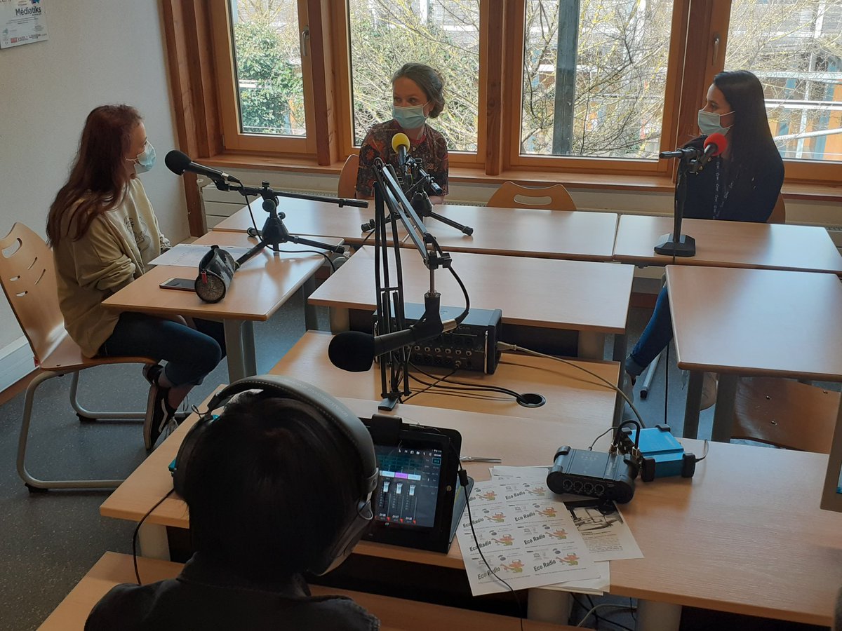 collegevangogh's tweet photo. Merci à Samia et Morgane d'@EDFBlenod qui ont répondu aux questions des jeunes journalistes d'@EcoRadio_VVG sur leur venue au @collegevangogh pour animer une @FresqueDuClimat avec des élèves de 4ème.

#ODD13 #Agenda2030 #AccordDeParis https://t.co/xYFQjgr6qR