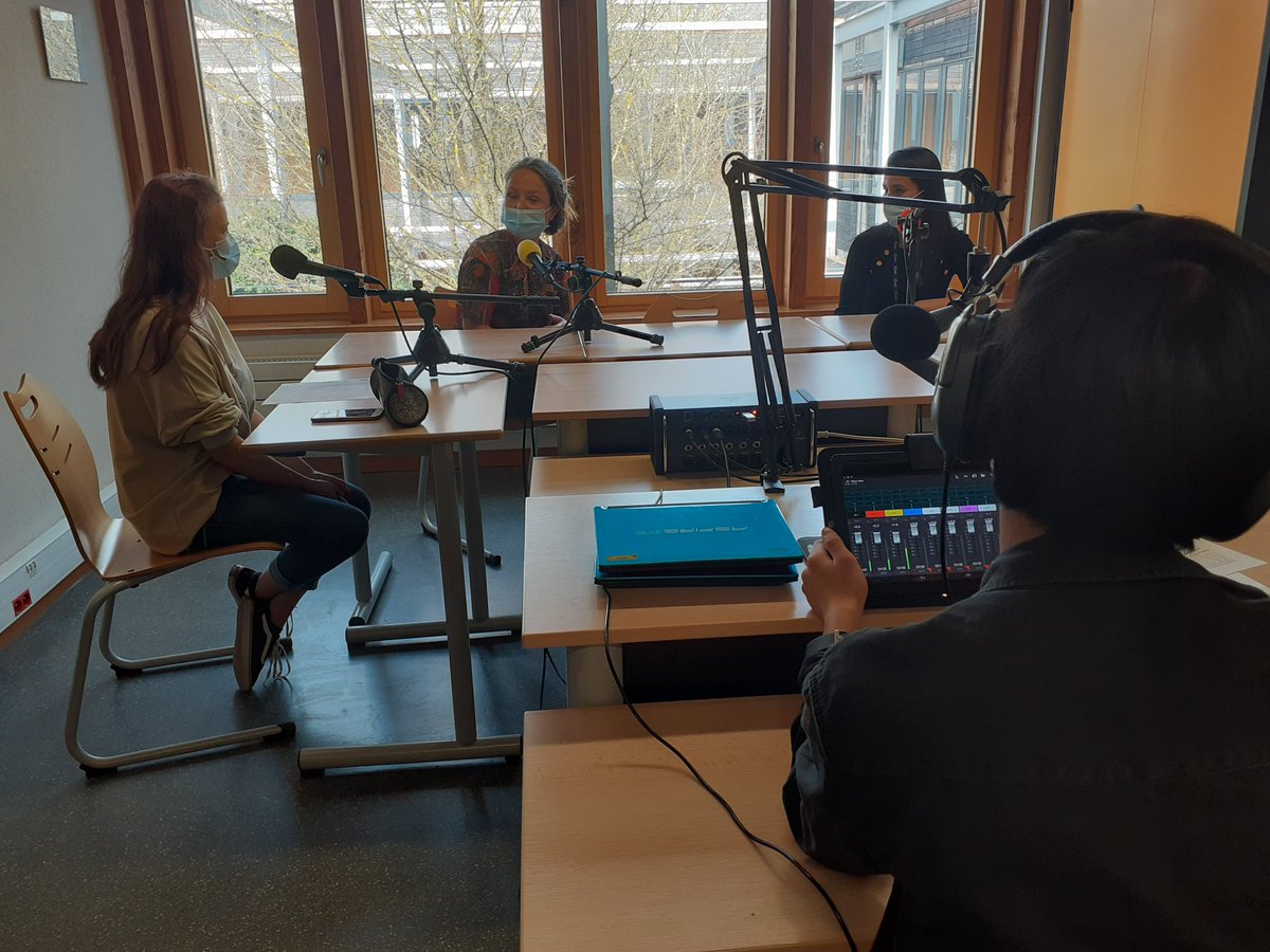 collegevangogh's tweet photo. Merci à Samia et Morgane d'@EDFBlenod qui ont répondu aux questions des jeunes journalistes d'@EcoRadio_VVG sur leur venue au @collegevangogh pour animer une @FresqueDuClimat avec des élèves de 4ème.

#ODD13 #Agenda2030 #AccordDeParis https://t.co/xYFQjgr6qR