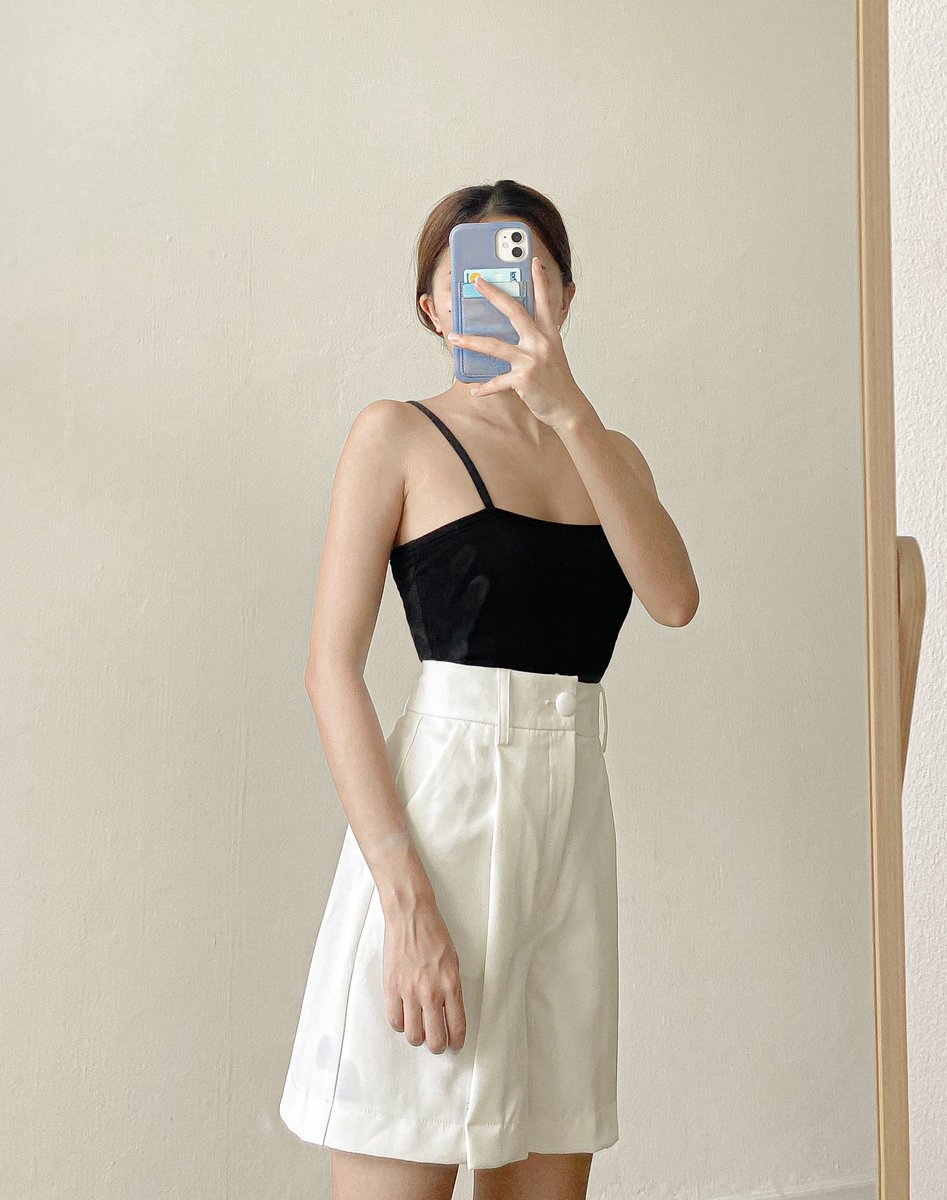 ปกติกางเกงทรงนี้เราใส่แล้วขาจะสั้นมากกก แต่ตัวนี้ขาไม่สั้น ไม่กว้าง ใส่แล้วดูน่ารัก เรียบร้อย แถมเก็บทรงดี ใส่สบายด้วย  และผ้าไม่บางนะ แมทซ์ง่ายใส่กับอะไรก็น่ารักไปหมดเป็นงง มีหลายสีเลย ราคา 280 บาท พิกัดร้าน mayiryy.official ใน ig ค่า