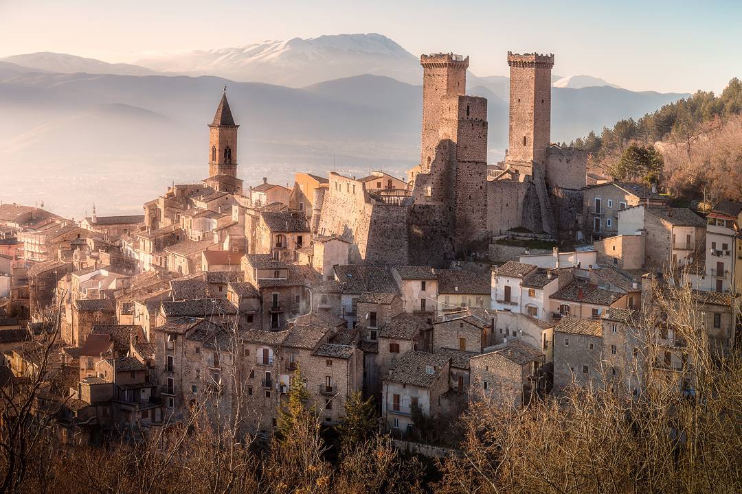 In the shadow of the Caldora castle towers, Pacentro is one of the most charming medieval villages of #Abruzzo 👉 borghipiubelliditalia.it/en/borgo/pacen…
#TreasureItaly #italianvillages <a href="/VisitAbruzzo_uk/">Your Abruzzo</a>  <a href="/BorghiPiuBelli/">Borghi+belli Italia</a> 
📷 instagram @ a_mari89