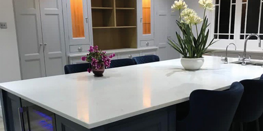 CRLstone's tweet photo. The dark blue island looks stunning against the CRL Quartz Verona worktop in this kitchen by R Matthews Bespoke Interiors creating an elegant, timeless look.
#kitchenisland #bluekitchenisland #timelesskitchen https://t.co/DAz6t48GCx