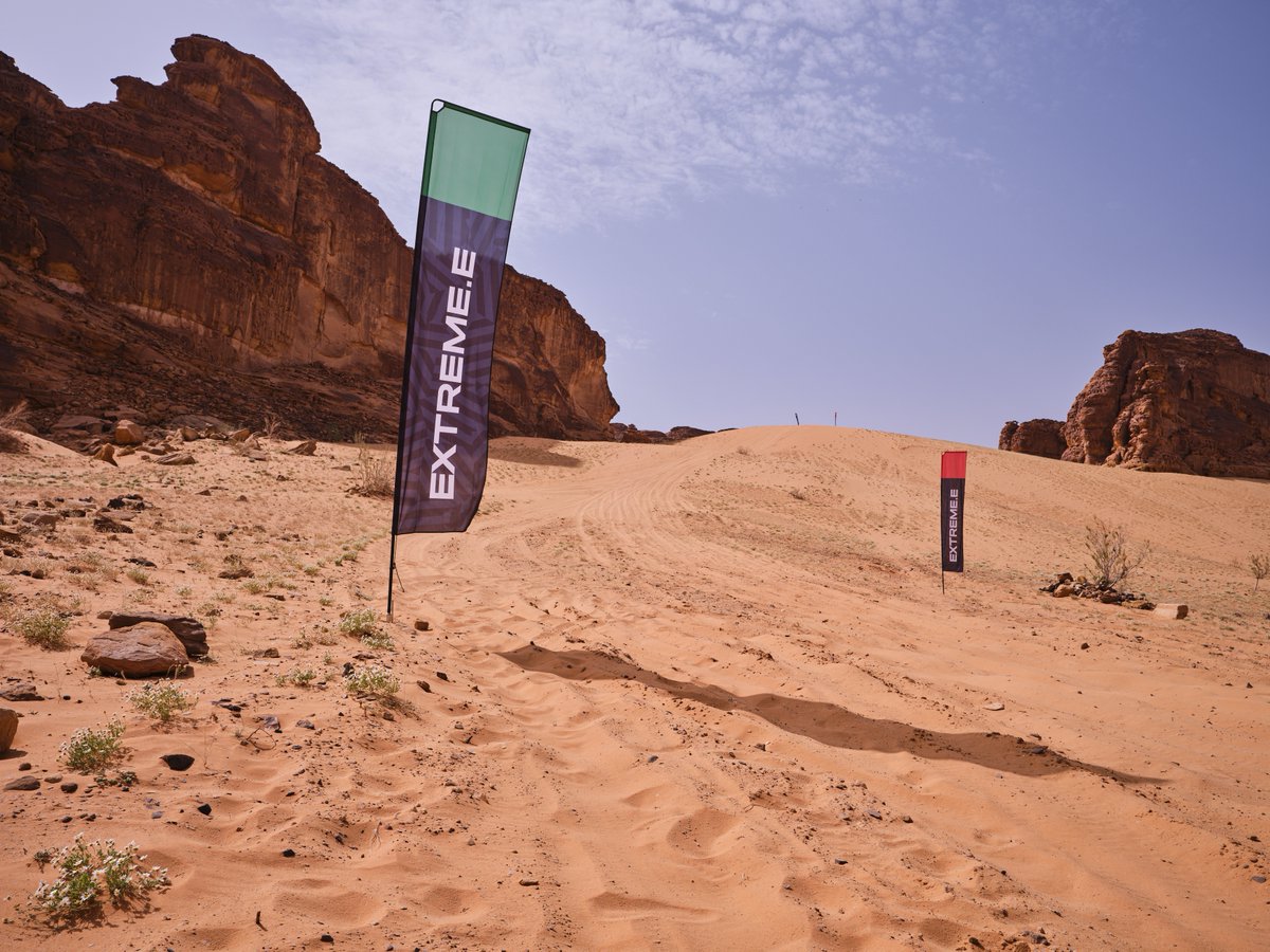 Fancy a sneaky #DesertXPrix track preview? Of course you do! 

(and yes, that HUGE drop is part of the circuit)

The stunning dunes of AlUla, Saudi Arabia couldn't have provided a more extreme setting for Round 1!

#ExtremeE