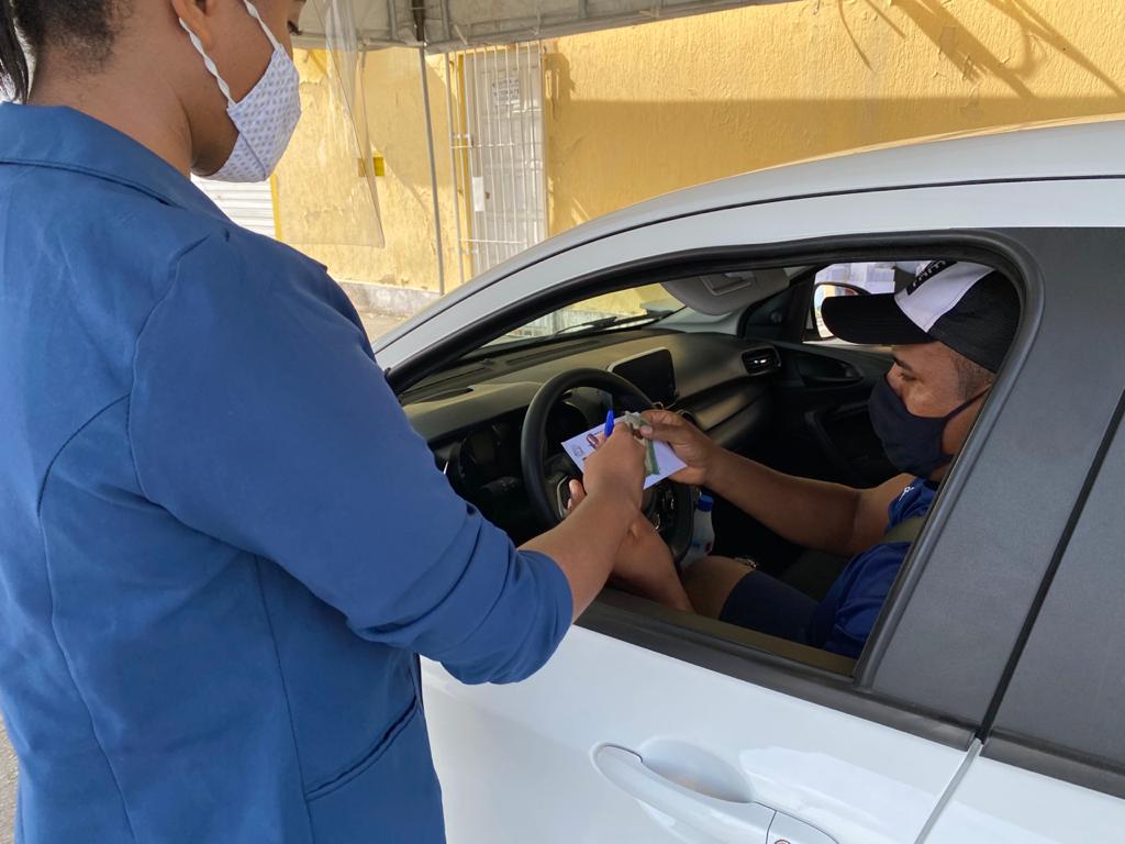 DetranBahia's tweet photo. Drive-thru do Detran-BA para entrega de CNH já está funcionando na Ciretran de Simões Filho. Serviço deve ser agendado no https://t.co/ZPKgVi6AKO. #DetranBA #SACDigital https://t.co/hcWej7iYDe