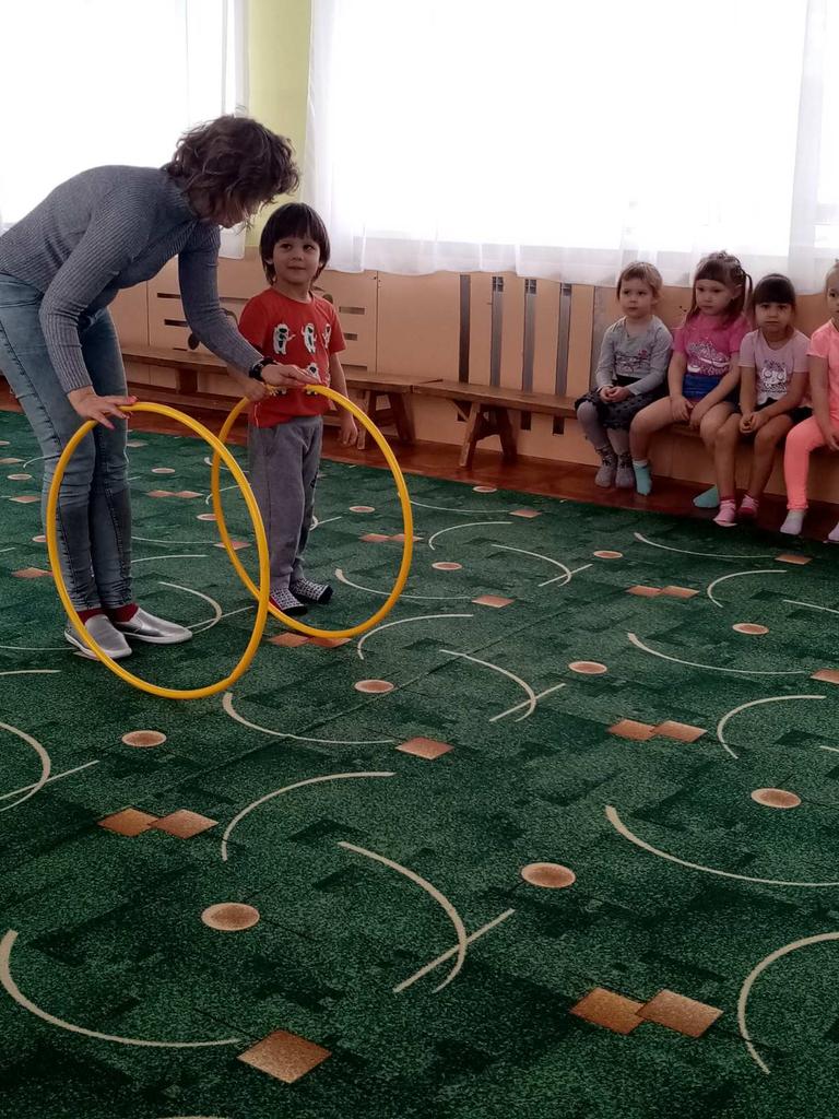 zOLfJiX7MlH8Lcr's tweet photo. В Чубовском ДОУ для детей младшей группы прошло спортивное развлечение "Весёлый футбол". 
Главная цель мероприятия - создание положительного эмоционального настроя в ходе физической активности. Малыши играли с мячом, обручем и снежками, закрепили понятия: "круг", "круглое". https://t.co/z3ERUnETmo