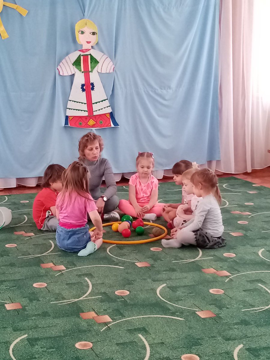 zOLfJiX7MlH8Lcr's tweet photo. В Чубовском ДОУ для детей младшей группы прошло спортивное развлечение "Весёлый футбол". 
Главная цель мероприятия - создание положительного эмоционального настроя в ходе физической активности. Малыши играли с мячом, обручем и снежками, закрепили понятия: "круг", "круглое". https://t.co/z3ERUnETmo
