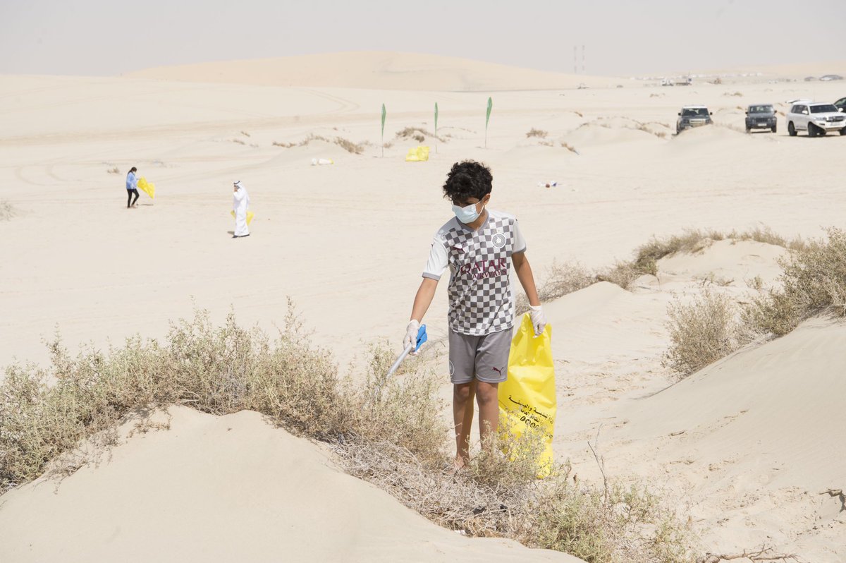 almayassahamad's tweet photo. Clearing plastic bags and other waste from the bushes this morning took a very long time. How much effort does is it really take to put them instead in garbage bags?
#KeepQatarClean https://t.co/EJMlRWaNgW