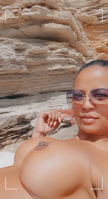 Un gros bisous en direct de la plage ☀️   Retrouve moi sur mon https://t.co/PaJNW4FNyf pour plus de #hot<a href="/tag/hot"class="tags"><span>#hot</span></a>