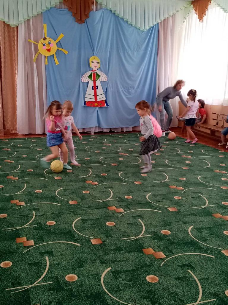 zOLfJiX7MlH8Lcr's tweet photo. В Чубовском ДОУ для детей младшей группы прошло спортивное развлечение "Весёлый футбол". 
Главная цель мероприятия - создание положительного эмоционального настроя в ходе физической активности. Малыши играли с мячом, обручем и снежками, закрепили понятия: "круг", "круглое". https://t.co/z3ERUnETmo