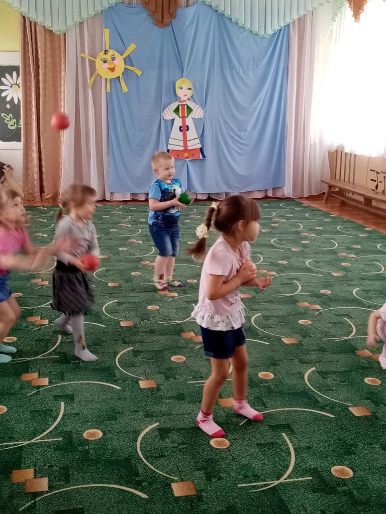 zOLfJiX7MlH8Lcr's tweet photo. В Чубовском ДОУ для детей младшей группы прошло спортивное развлечение "Весёлый футбол". 
Главная цель мероприятия - создание положительного эмоционального настроя в ходе физической активности. Малыши играли с мячом, обручем и снежками, закрепили понятия: "круг", "круглое". https://t.co/z3ERUnETmo