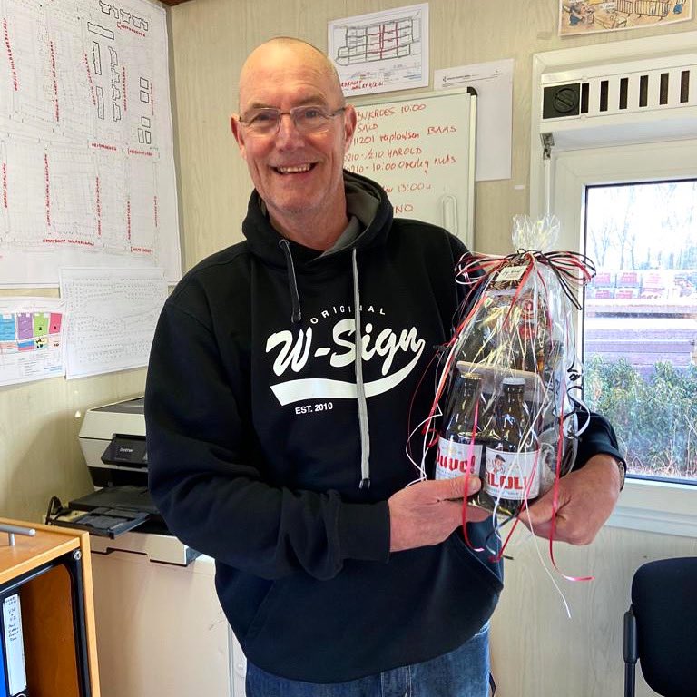 JUBILEUM! Onze altijd gezellige collega Teun Kardol is vandaag 20 jaar werkzaam bij <a href="/Waalpartners/">Waalpartners</a>. Teun is toezichthouder en is dagelijks te vinden in zijn "roze" keet op project Vroondaal in Den Haag.

Teun gefeliciteerd met je jubileum, geniet van de lekkere biertjes. Proost!
