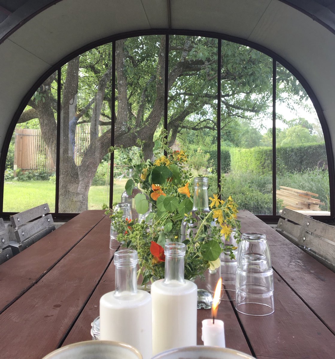 evahoudini's tweet image. Can’t think of a better place for a ⁦@HoudiniSports⁩ board meeting than this - the little green house right next to the testbed for our organic compostable fabrics at our friends ⁦@RosendalsT⁩ 
🌎🌱❄️💚
#ReconnectToNature