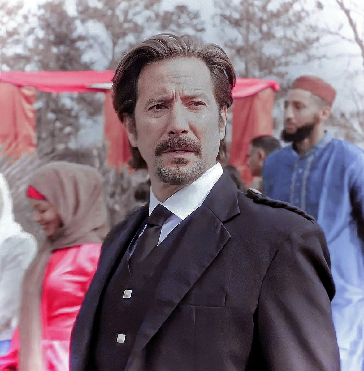 dailyrusstaylor's tweet photo. Russ holds the keys to our heart. Can't wait to see him kilting it in tomorrow night's episode. Tune it to #MacGyver, Fri at 8/7c. #HenryIanCusick https://t.co/bt2ka7oYAu