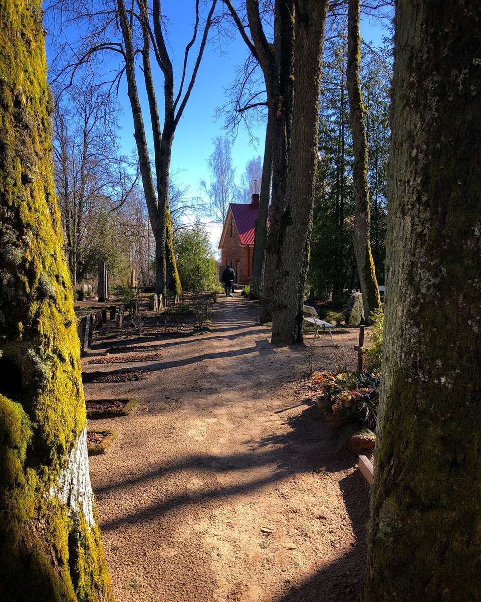 vkoralis's tweet image. Šodien, Zaļajā Ceturtdienā, satikāmies Limbažu kapsētā, atvadoties no kādas māmiņas. Indiešu puisis savai audžumammai nesa krustu. Dzirdāja putni...
Priecīgāki notikumi- ticu.lv 
#atvadas #pavadīšana #bēres #limbaži #limbažukapi #mācītājs #privātprakse