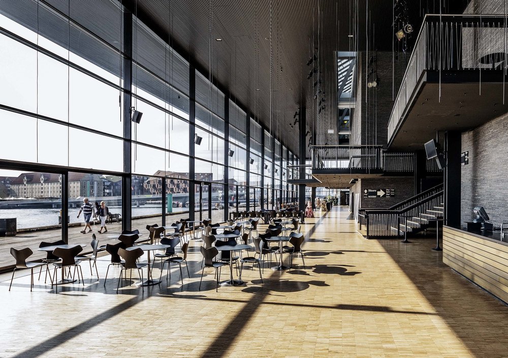 Speedmaster72's tweet photo. #juevesdearquitectura
Teatro Real en el puerto de Copenhague (2008), obra de Lundgaard y Tranberg.

Un volumen de tres piezas de fuerte  carácter volcado al mar. La principal, un cubo realizado en un ladrillo oscuro que evoca la textura de los antiguos almacenes portuarios. https://t.co/cBZz8rQAxJ