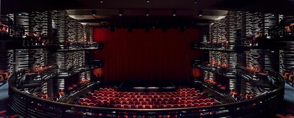 Speedmaster72's tweet photo. #juevesdearquitectura
Teatro Real en el puerto de Copenhague (2008), obra de Lundgaard y Tranberg.

Un volumen de tres piezas de fuerte  carácter volcado al mar. La principal, un cubo realizado en un ladrillo oscuro que evoca la textura de los antiguos almacenes portuarios. https://t.co/cBZz8rQAxJ