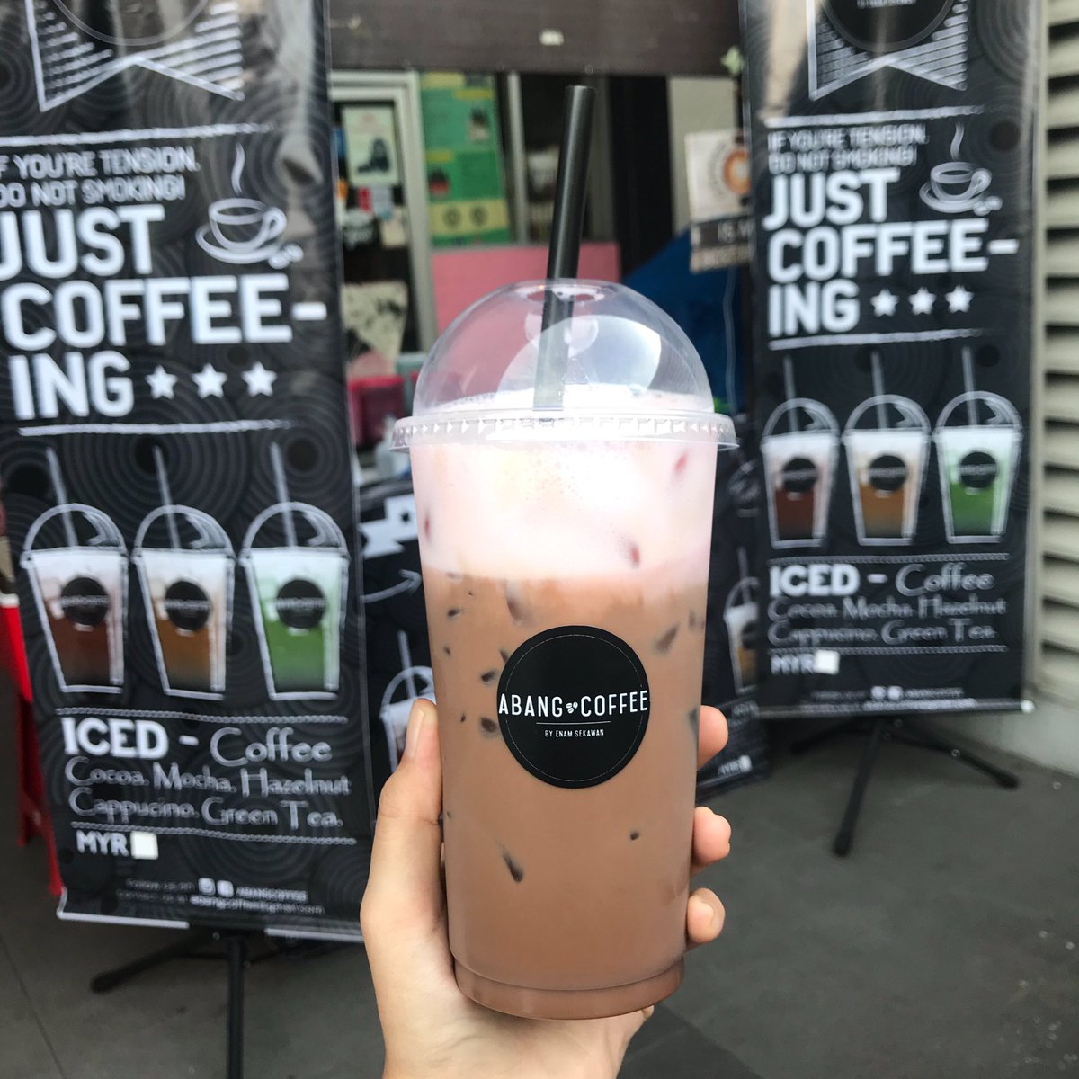 iKnownnn's tweet photo. Shah Alam Pipel ! Especially those yang kat Bukit Jelutong and TTDI Jaya , Meh lah singah my Small Coffee Stall, Abang Coffee, you can waze My Cat Villa. Our best selling is Chocolate strawberrry, Hazelnut Strawberry &amp; Greentea Strawberry 😋 Everything is only for RM4 😄 https://t.co/IC7alABx9j