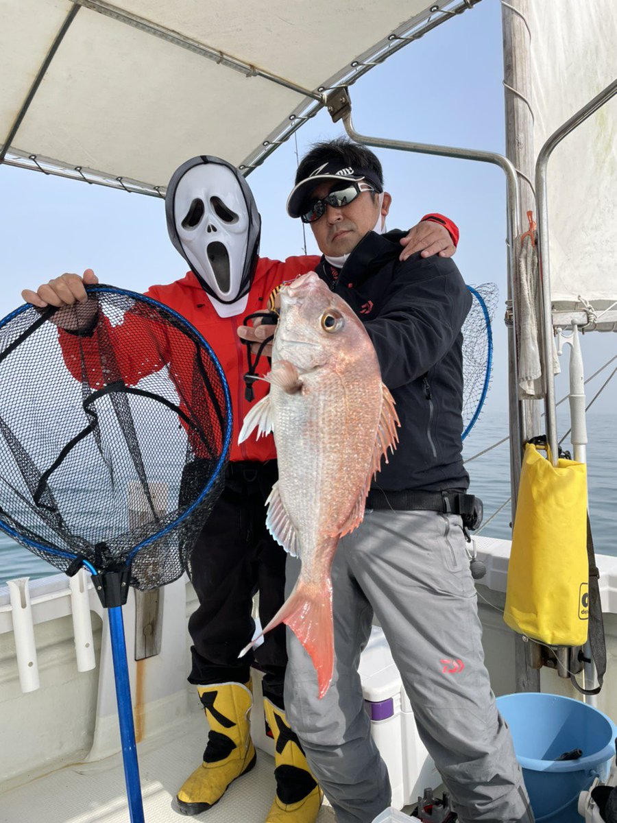 isshin_655's tweet photo. 2週間振りに鳴門海峡でタイラバ😊
またまた悪いキャプテンの仕込みで破茶滅茶💦でも、最高に楽しかった👍
#タイラバ https://t.co/bu5fH5FzJQ