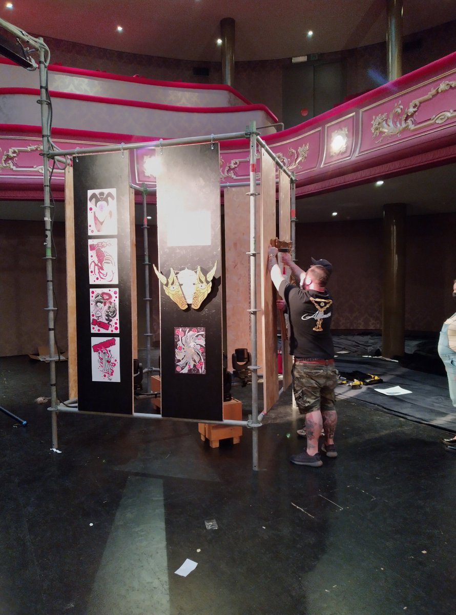 We zijn volop bezig met de opbouw van de tattoo expo in de grote zaal vanaf volgende week dinsdag te bezoeken #kortrijk #tattooart