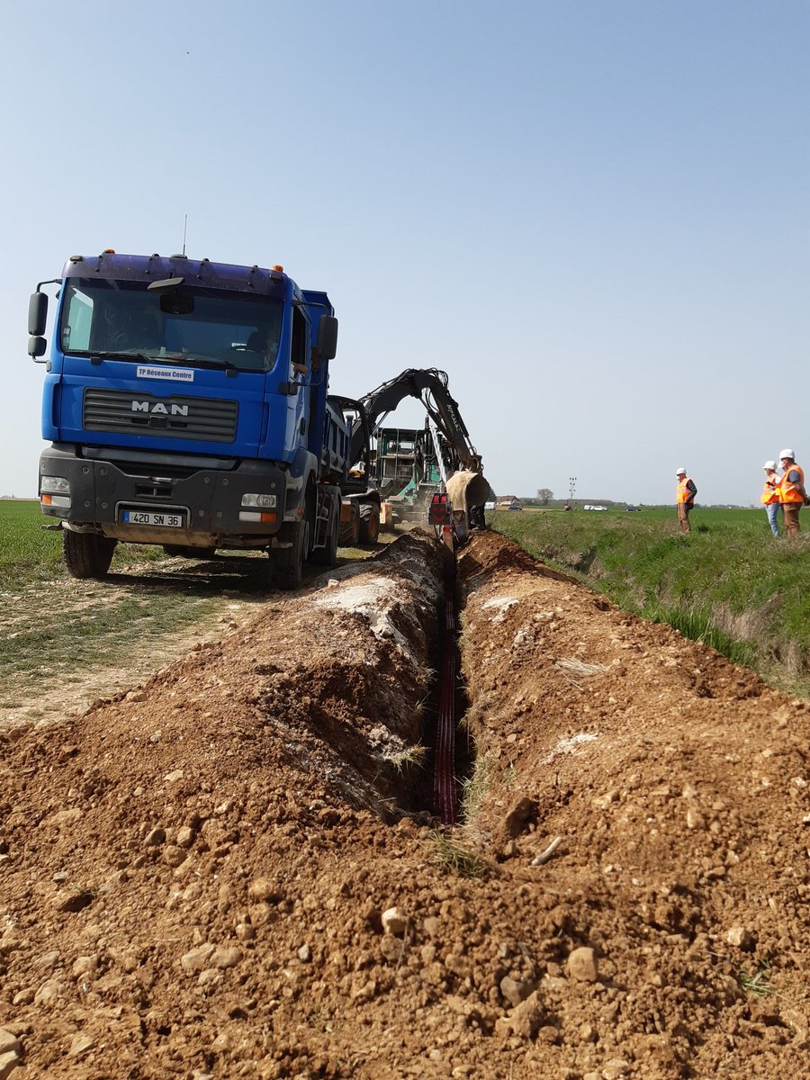 enedis_centre's tweet photo. 🔴#EnDirect Charonville (28), sous l'oeil attentif des élus qui découvrent la technique de la #trancheuse ➡️ elle ouvre une tranchée dans le sol pour la pose des câbles 👍
🚧 Travaux réalisés par l'entreprise prestataire TP Réseaux Centre. https://t.co/GF7hwN7yhj