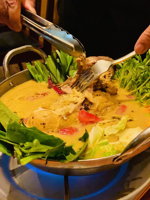 今日は、前から気になっていた ヒマラヤ鍋を食べてきましたぁ  カレー鍋のような？スパイシーでもありクリーミーな感じで？ 鳥一羽も入っていて 野菜🥦食べ放題  最近、ちょっと免疫力低下中だったので、、スパイス効果⤴︎⤴︎ でたらいーなぁーっっ🌀
