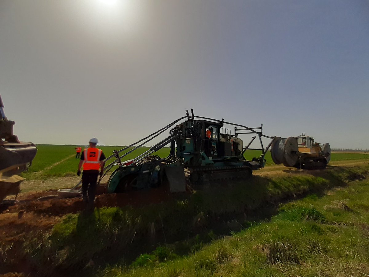 enedis_centre's tweet photo. 🔴#EnDirect Charonville (28), sous l'oeil attentif des élus qui découvrent la technique de la #trancheuse ➡️ elle ouvre une tranchée dans le sol pour la pose des câbles 👍
🚧 Travaux réalisés par l'entreprise prestataire TP Réseaux Centre. https://t.co/GF7hwN7yhj